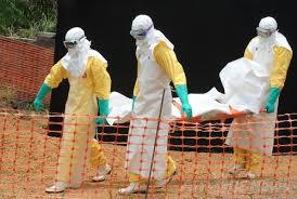 防護服でエボラ出血熱感染者を運ぶ医療従事者.jpg